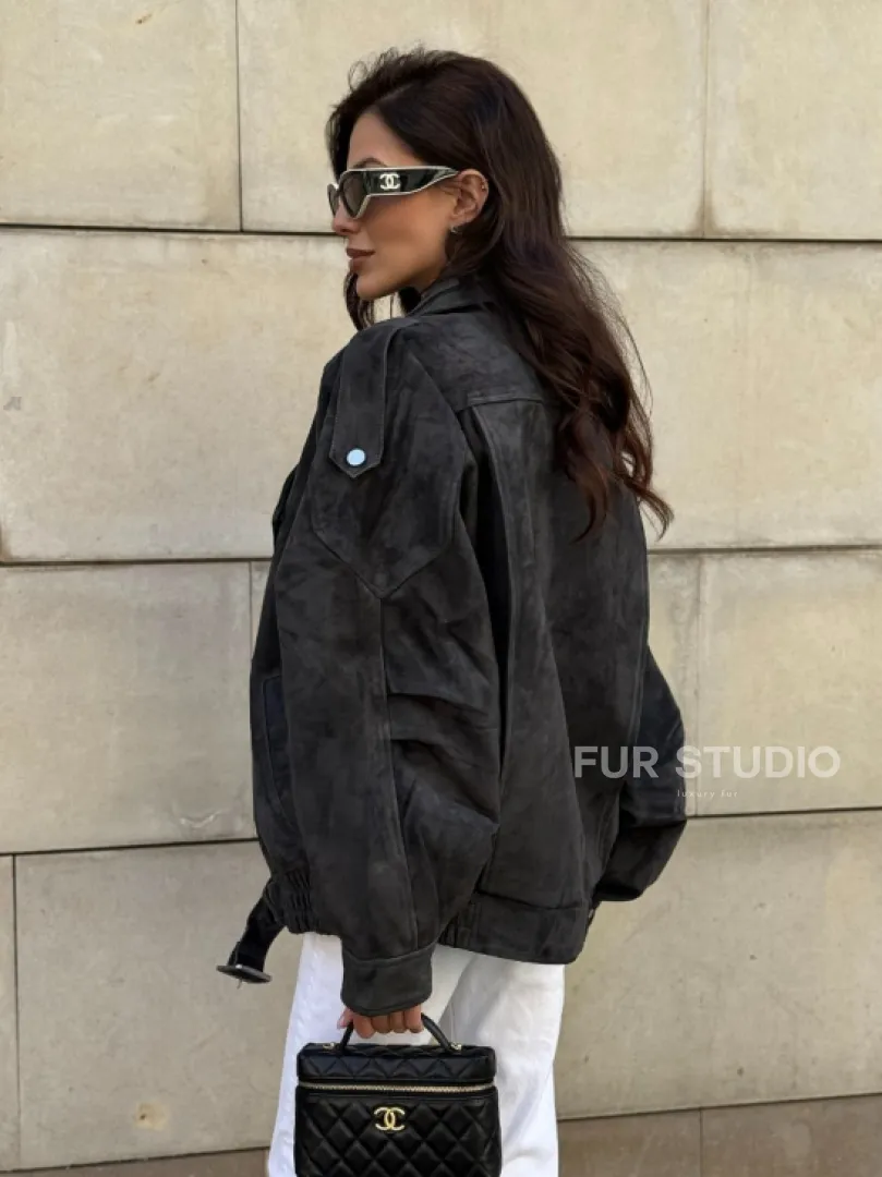 Бомбер оверсайз из замши Grey с двойным воротником и карманами - фото 10