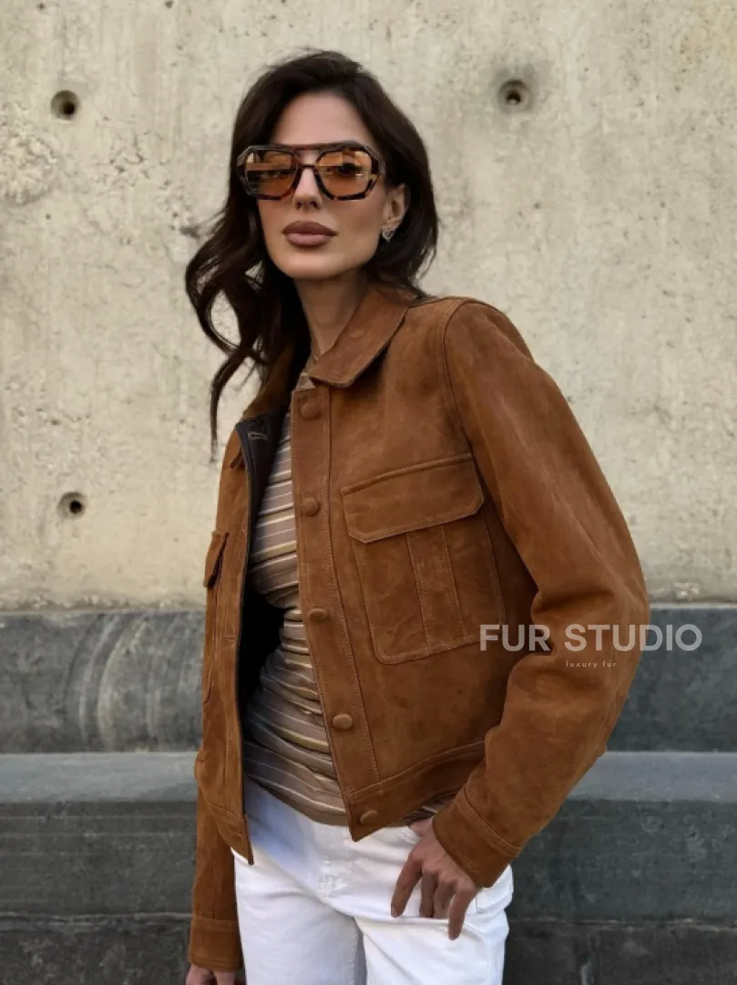 Прямой жакет из натуральной замши с накладными карманами - фото 0