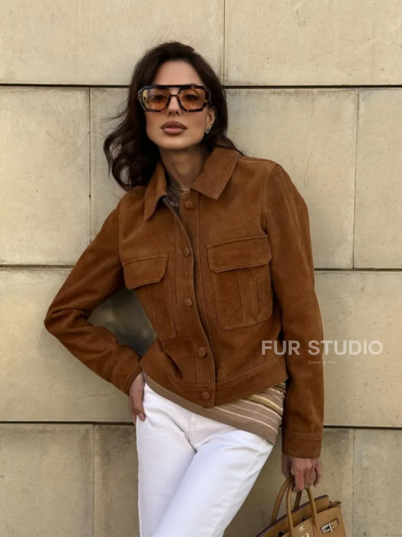 Прямой жакет из натуральной замши с накладными карманами - фото 8