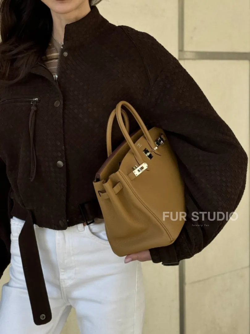 Кроп - бомбер из плетеной замшевой кожи в цвете шоколад - фото 2