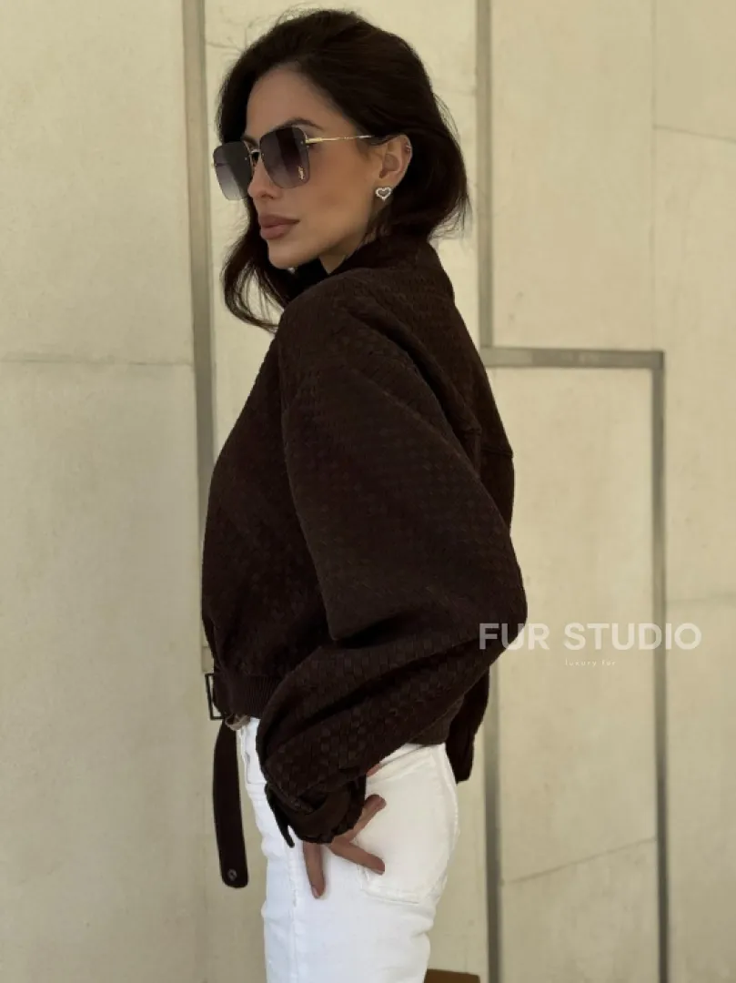 Кроп - бомбер из плетеной замшевой кожи в цвете шоколад - фото 5