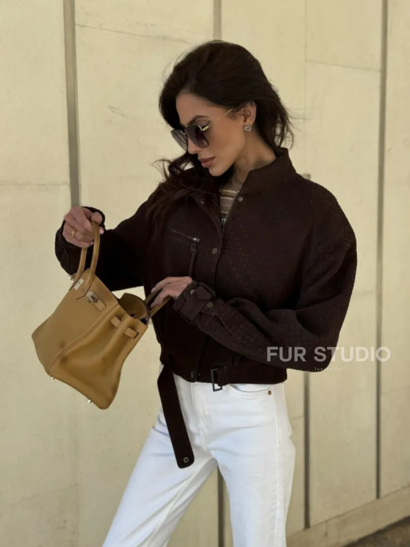 Кроп - бомбер из плетеной замшевой кожи в цвете шоколад - фото 12
