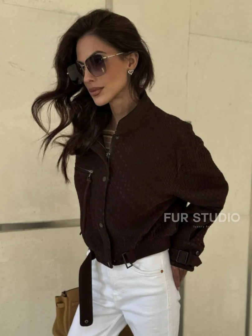 Кроп - бомбер из плетеной замшевой кожи в цвете шоколад - фото 6