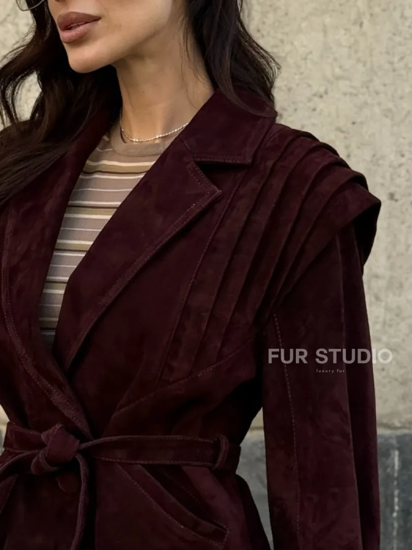 Модная приталенная куртка с плечами в стиле 90-х - фото 1