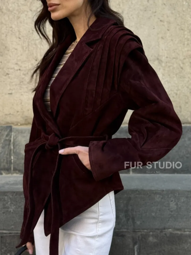 Модная приталенная куртка с плечами в стиле 90-х - фото 4