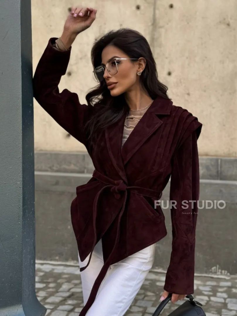 Модная приталенная куртка с плечами в стиле 90-х