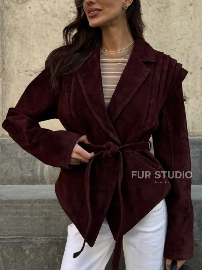 Модная приталенная куртка с плечами в стиле 90-х