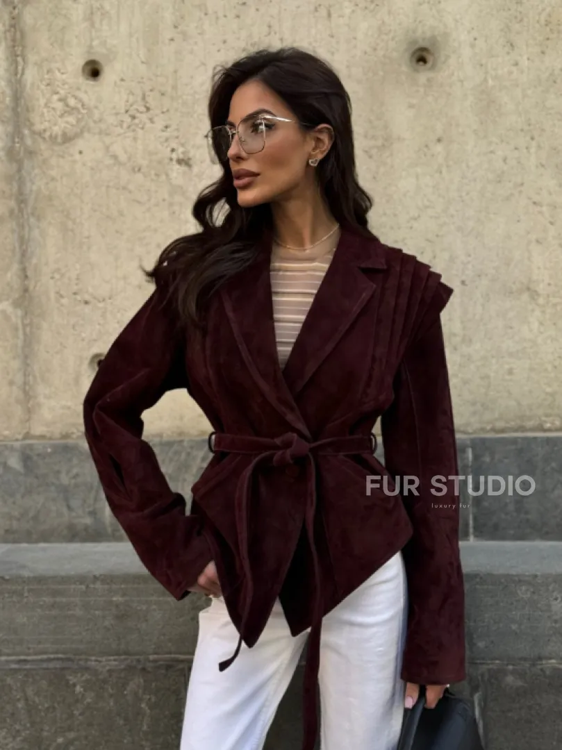 Модная приталенная куртка с плечами в стиле 90-х