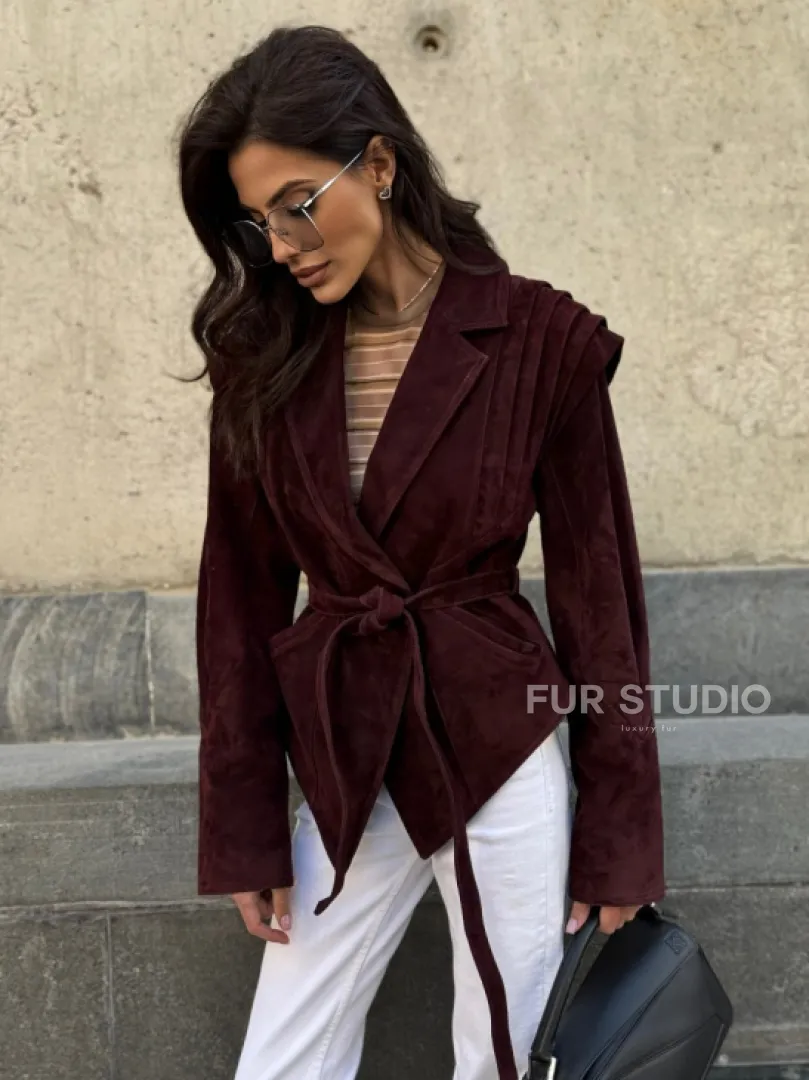 Модная приталенная куртка с плечами в стиле 90-х - фото 7