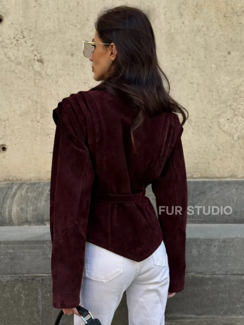 Модная приталенная куртка с плечами в стиле 90-х