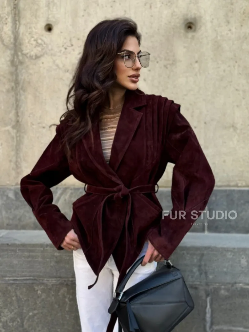 Модная приталенная куртка с плечами в стиле 90-х - фото 9