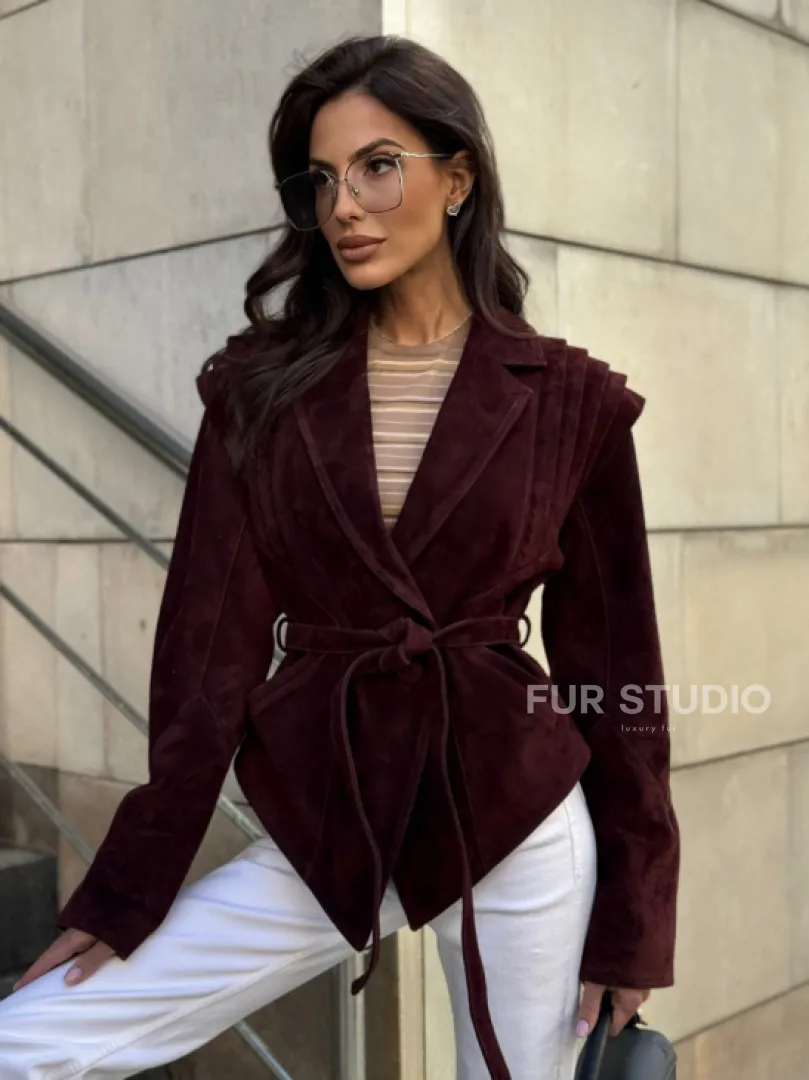 Модная приталенная куртка с плечами в стиле 90-х