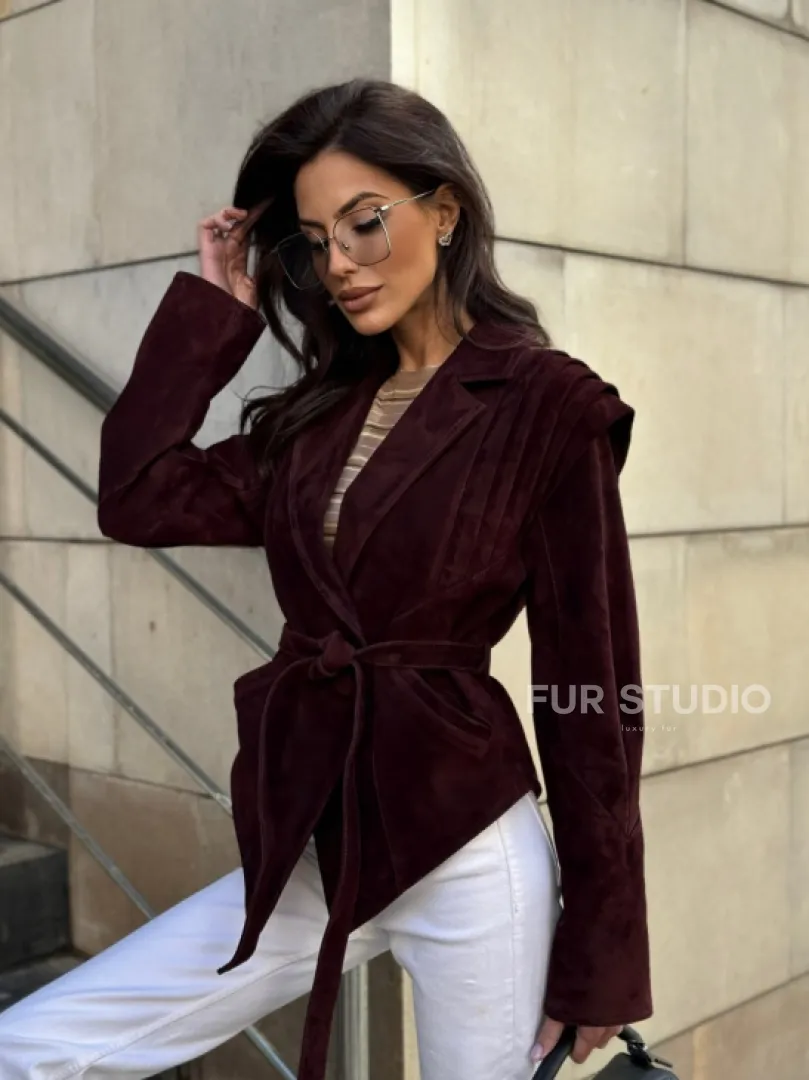 Модная приталенная куртка с плечами в стиле 90-х - фото 11