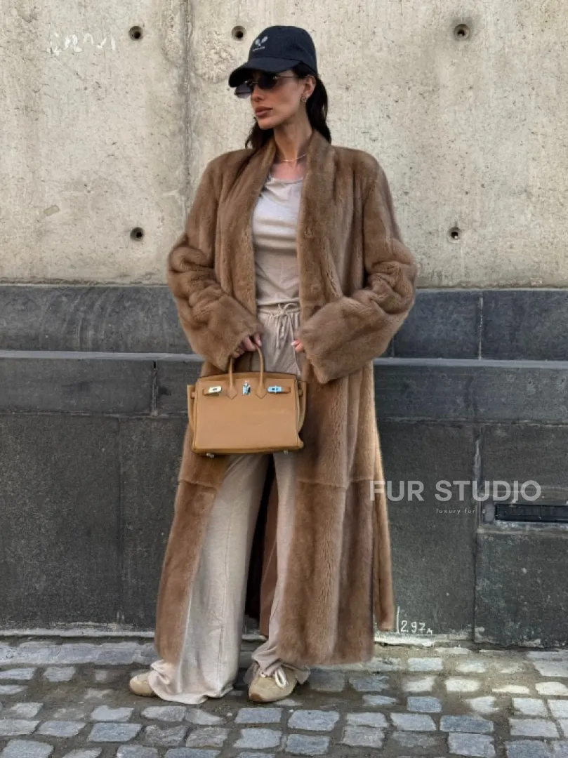 Длинная норковая шуба в цвете пастель с V-образным воротником - фото 0