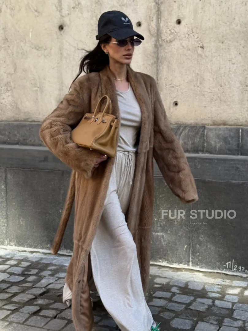 Длинная норковая шуба в цвете пастель с V-образным воротником - фото 8