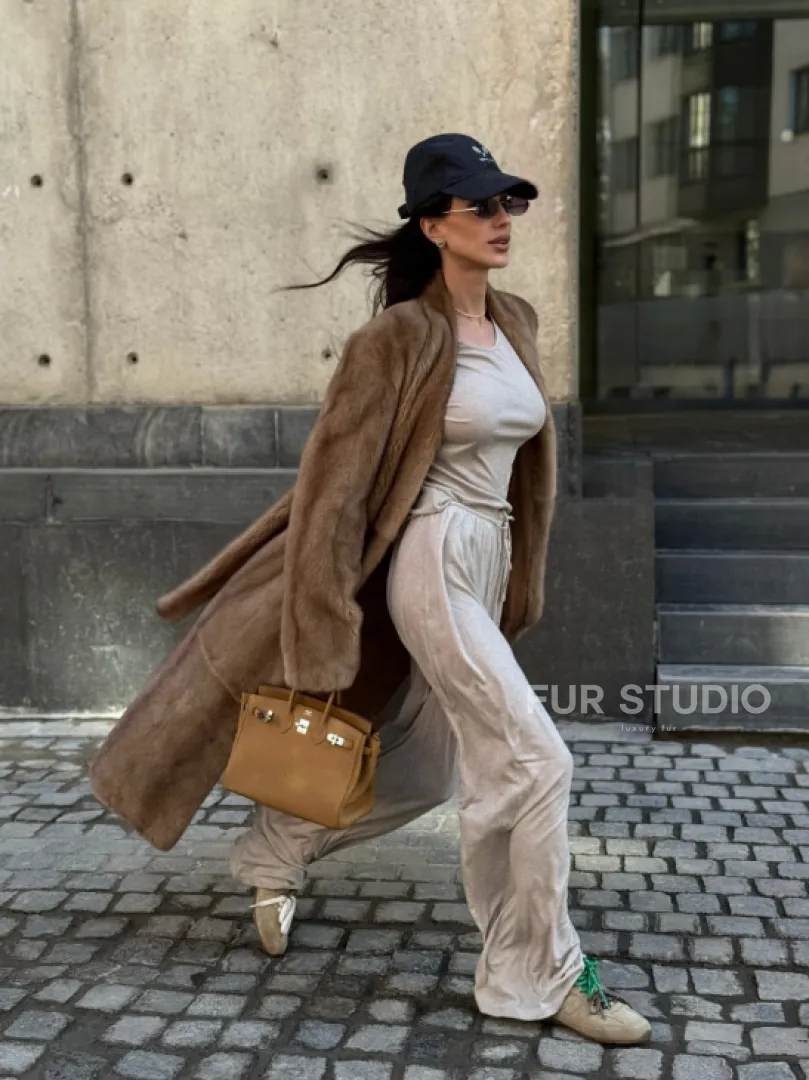 Длинная норковая шуба в цвете пастель с V-образным воротником - фото 14