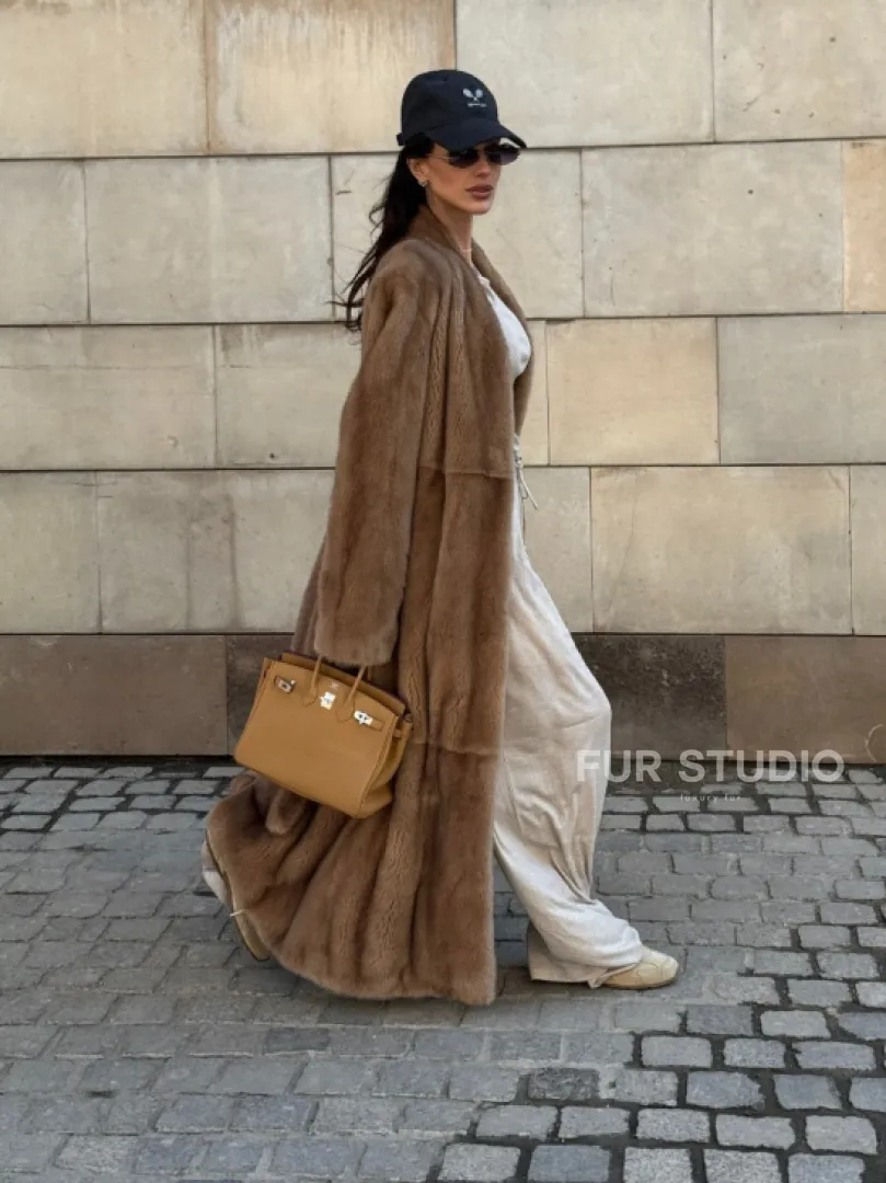 Длинная норковая шуба в цвете пастель с V-образным воротником - фото 13