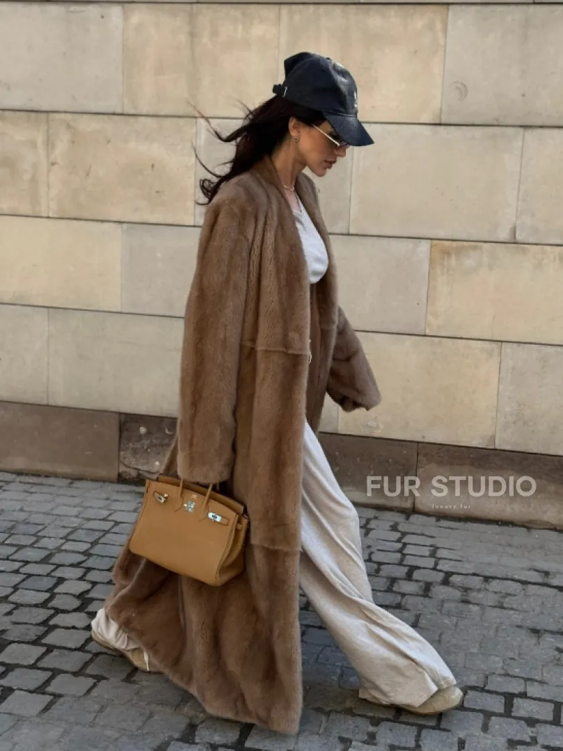 Длинная норковая шуба в цвете пастель с V-образным воротником - фото 12