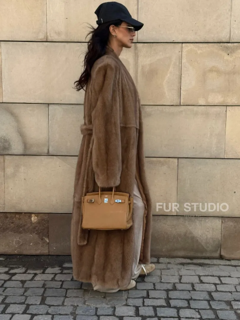 Длинная норковая шуба в цвете пастель с V-образным воротником - фото 5