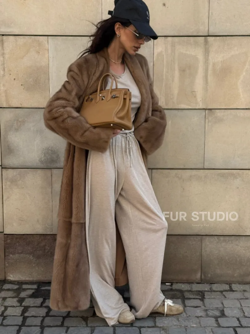 Длинная норковая шуба в цвете пастель с V-образным воротником - фото 4