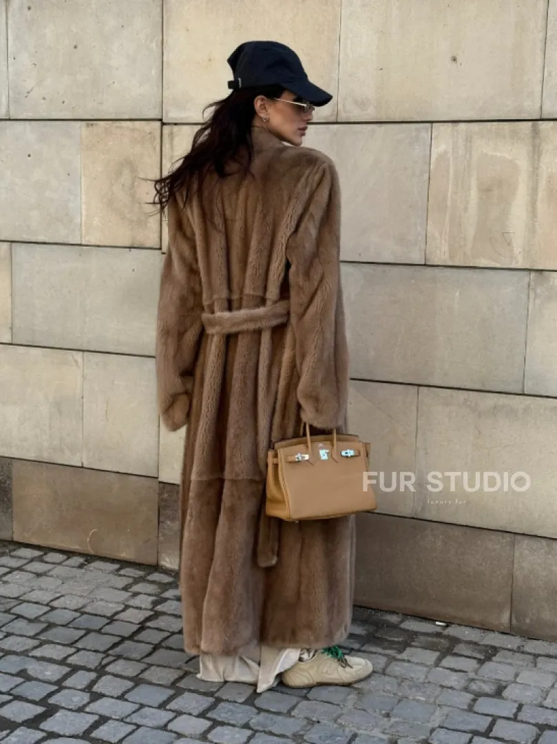 Длинная норковая шуба в цвете пастель с V-образным воротником - фото 11