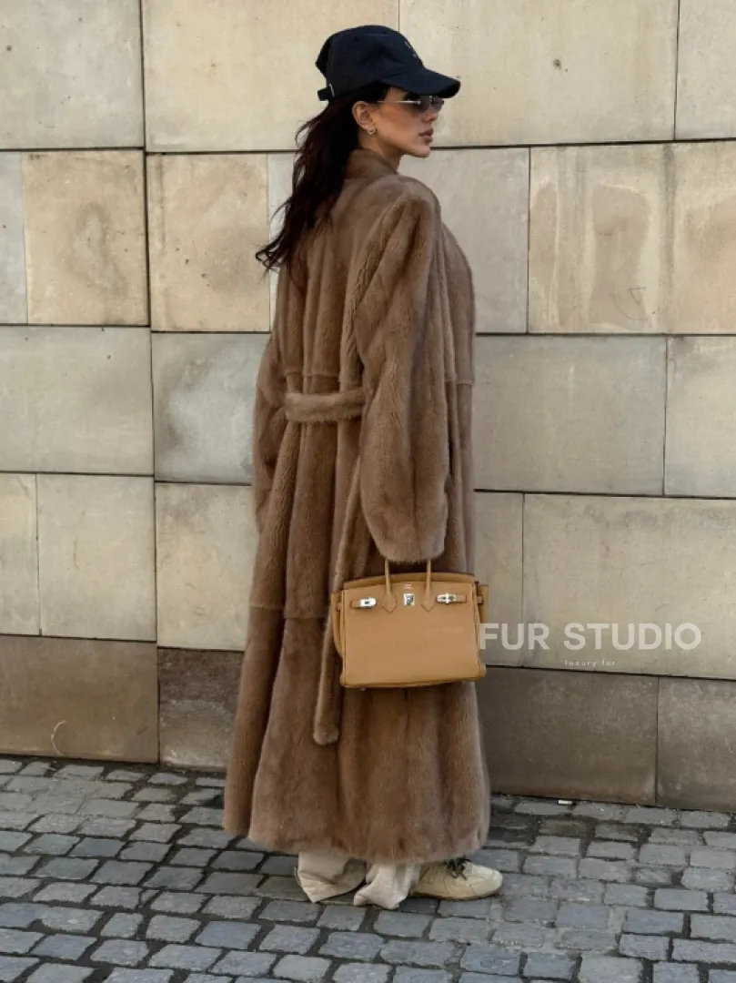 Длинная норковая шуба в цвете пастель с V-образным воротником - фото 6