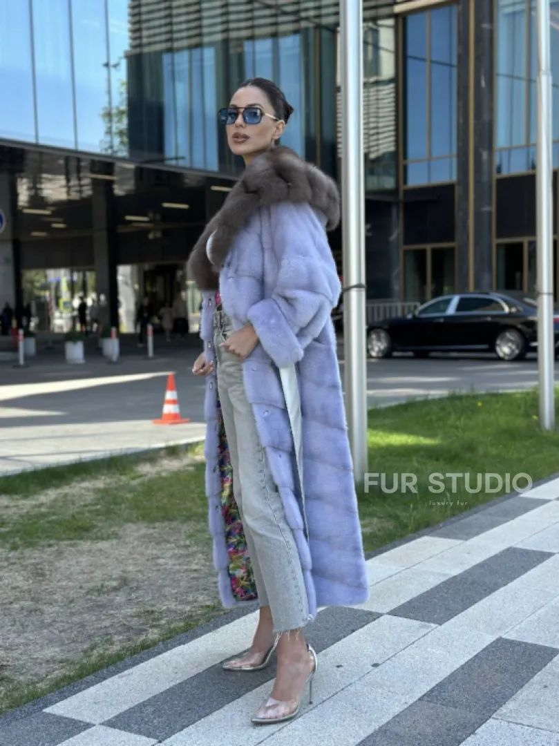 Удлиненная голубая норковая шуба с капюшоном из куницы - фото 11