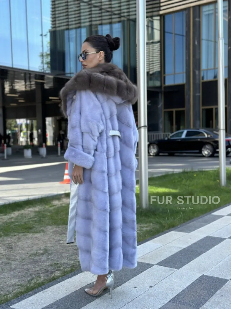 Удлиненная голубая норковая шуба с капюшоном из куницы - фото 13