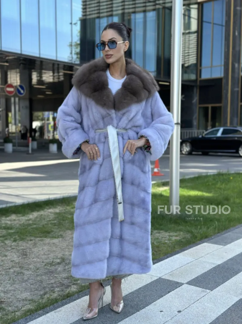 Удлиненная голубая норковая шуба с капюшоном из куницы - фото 0