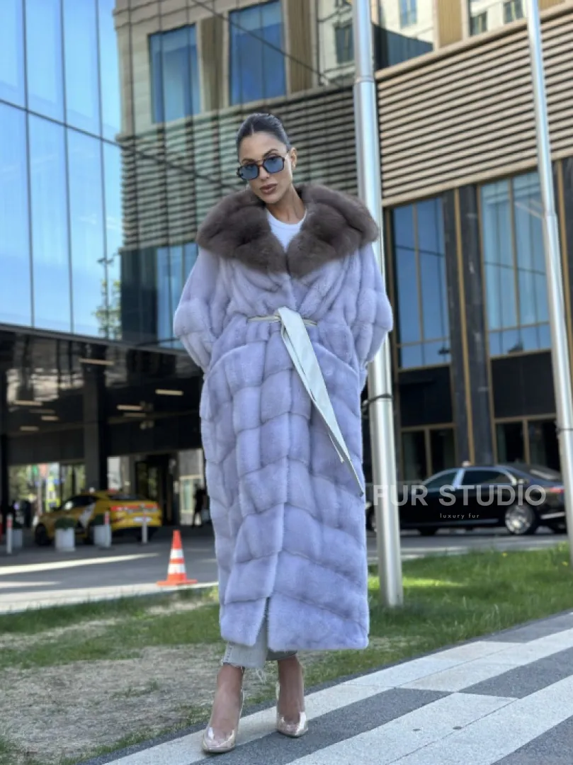 Удлиненная голубая норковая шуба с капюшоном из куницы - фото 14