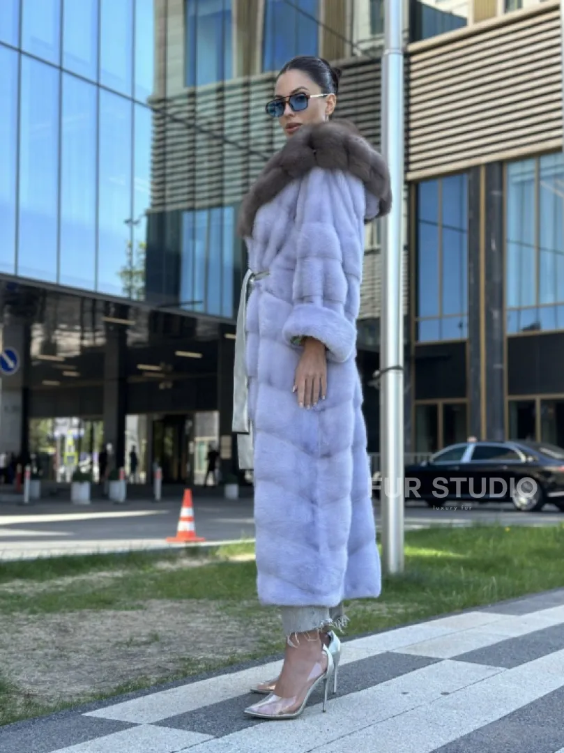 Удлиненная голубая норковая шуба с капюшоном из куницы - фото 7