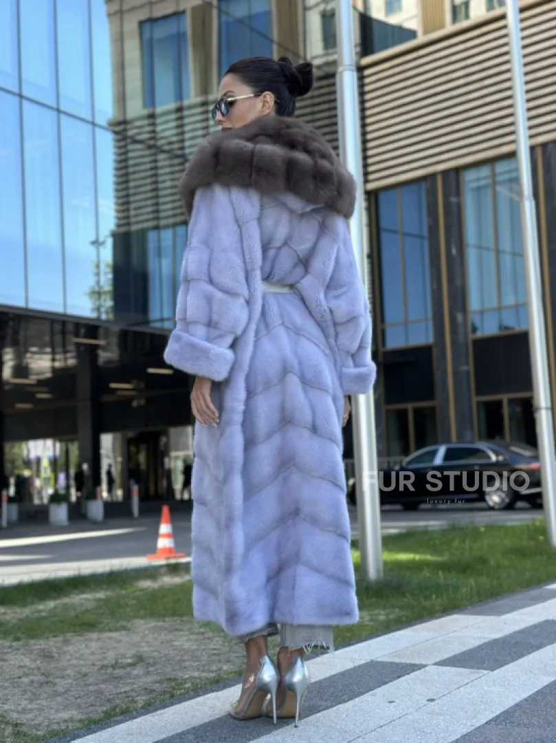 Удлиненная голубая норковая шуба с капюшоном из куницы - фото 5