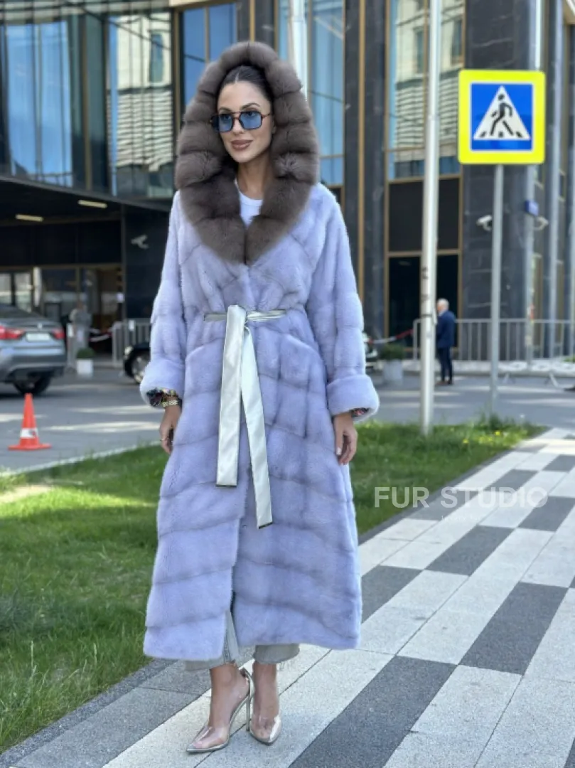 Удлиненная голубая норковая шуба с капюшоном из куницы - фото 4