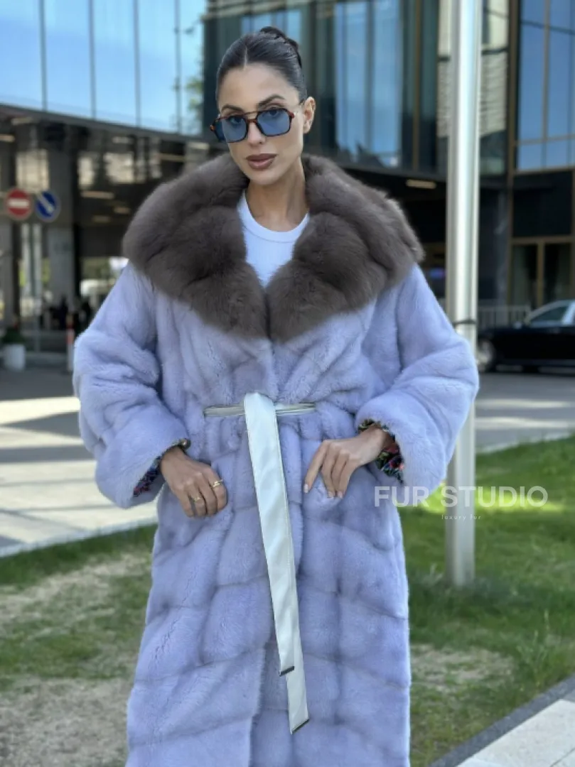 Удлиненная голубая норковая шуба с капюшоном из куницы - фото 2