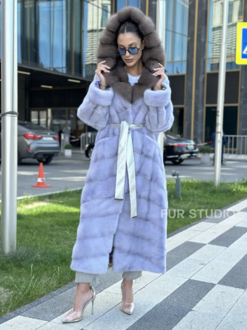 Удлиненная голубая норковая шуба с капюшоном из куницы - фото 3