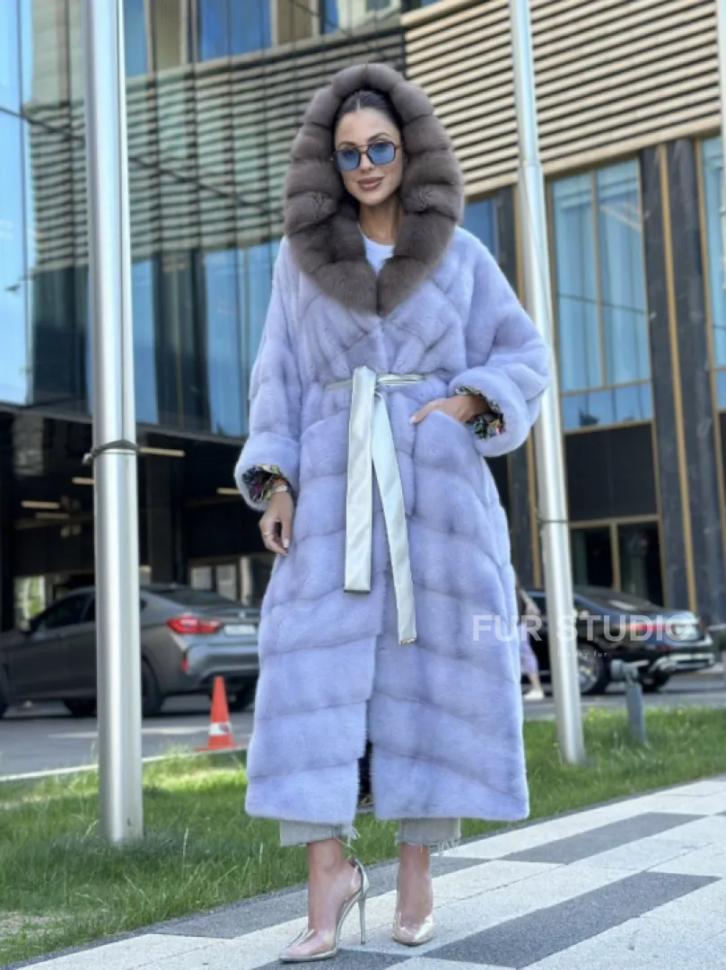 Удлиненная голубая норковая шуба с капюшоном из куницы - фото 9