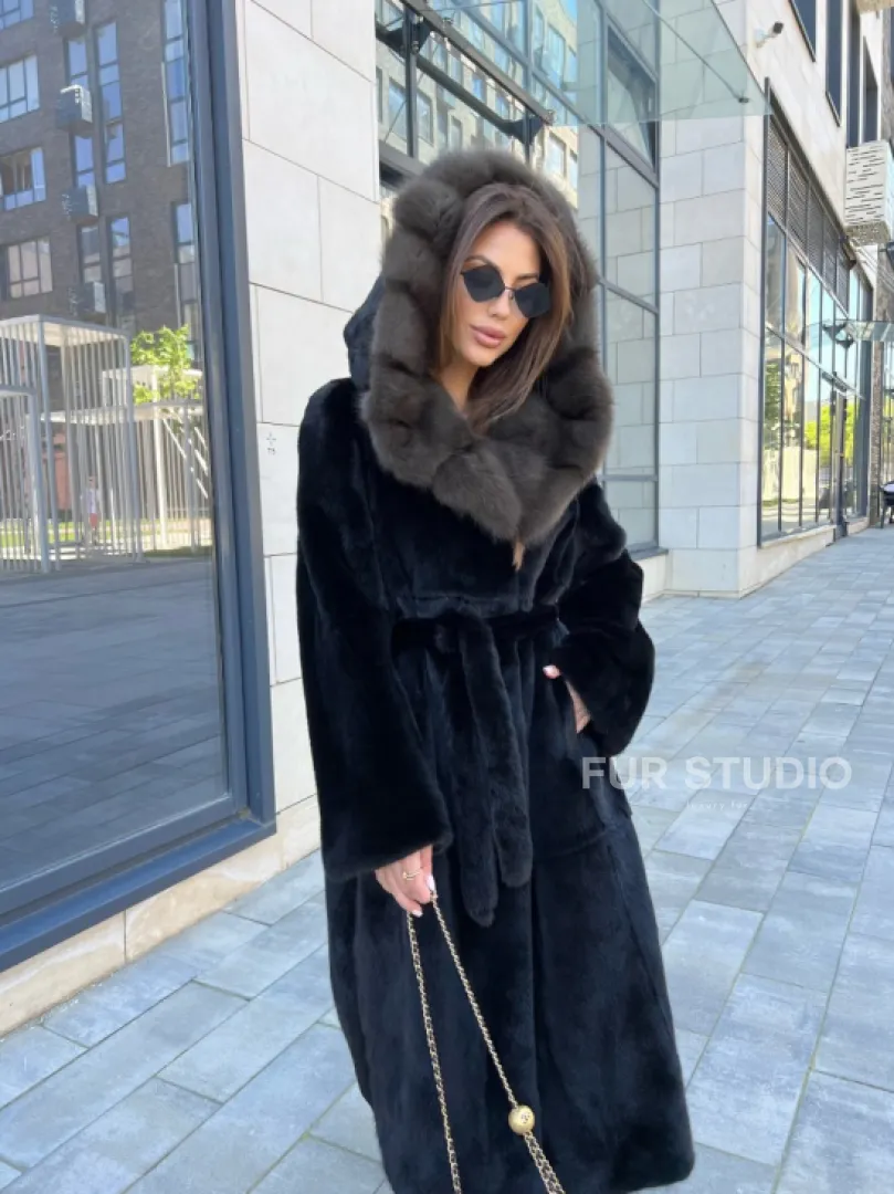 Норковая шуба с капюшоном из куницы -  BlackGlama