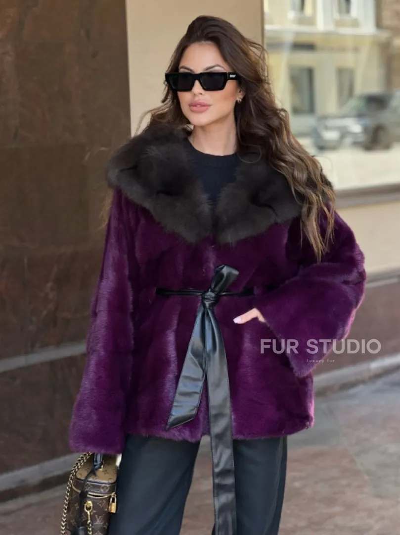 Норковое пончо с капюшоном  из куницы в оттенке пурпур - фото 0