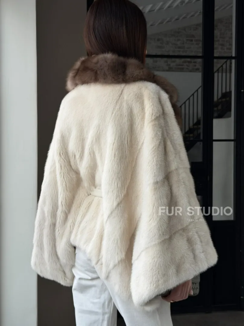 Светлое норковое пончо с воротником из куницы