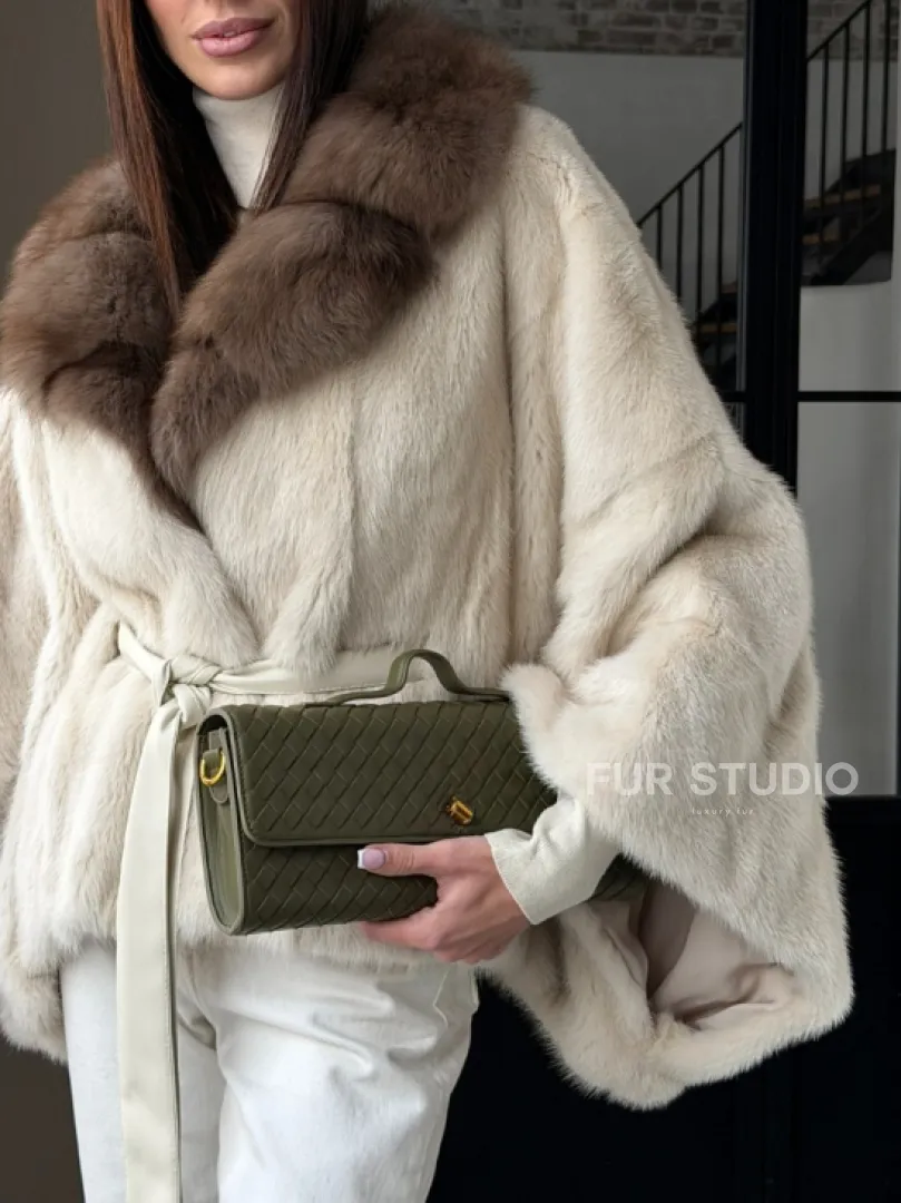 Светлое норковое пончо с воротником из куницы