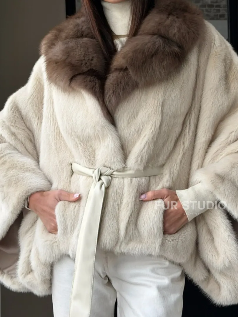 Светлое норковое пончо с воротником из куницы