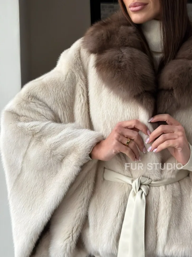 Светлое норковое пончо с воротником из куницы