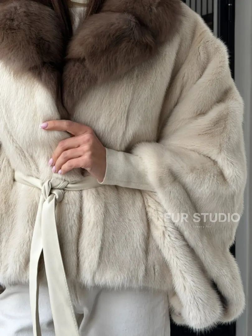 Светлое норковое пончо с воротником из куницы