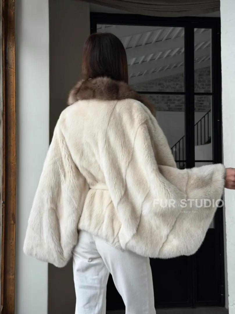 Светлое норковое пончо с воротником из куницы