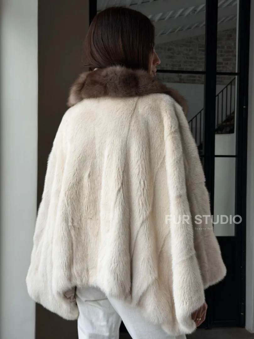 Светлое норковое пончо с воротником из куницы