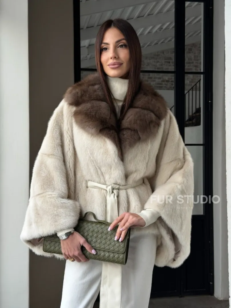 Светлое норковое пончо с воротником из куницы