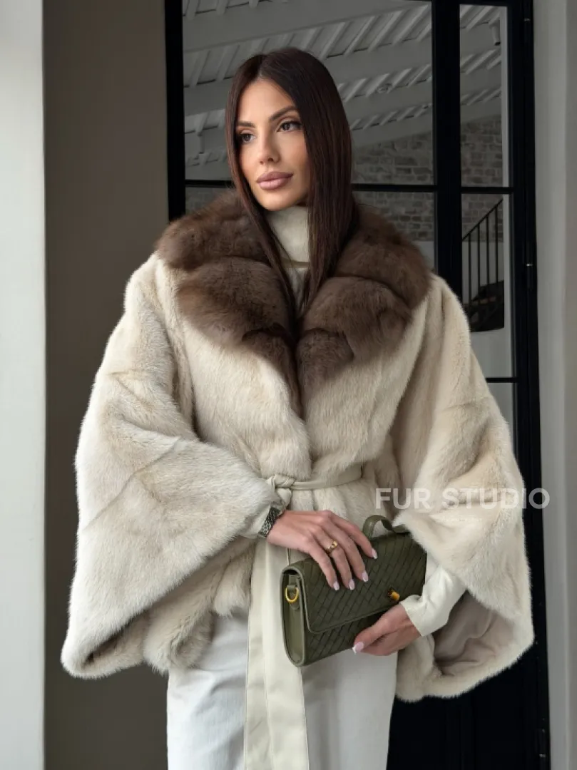 Светлое норковое пончо с воротником из куницы