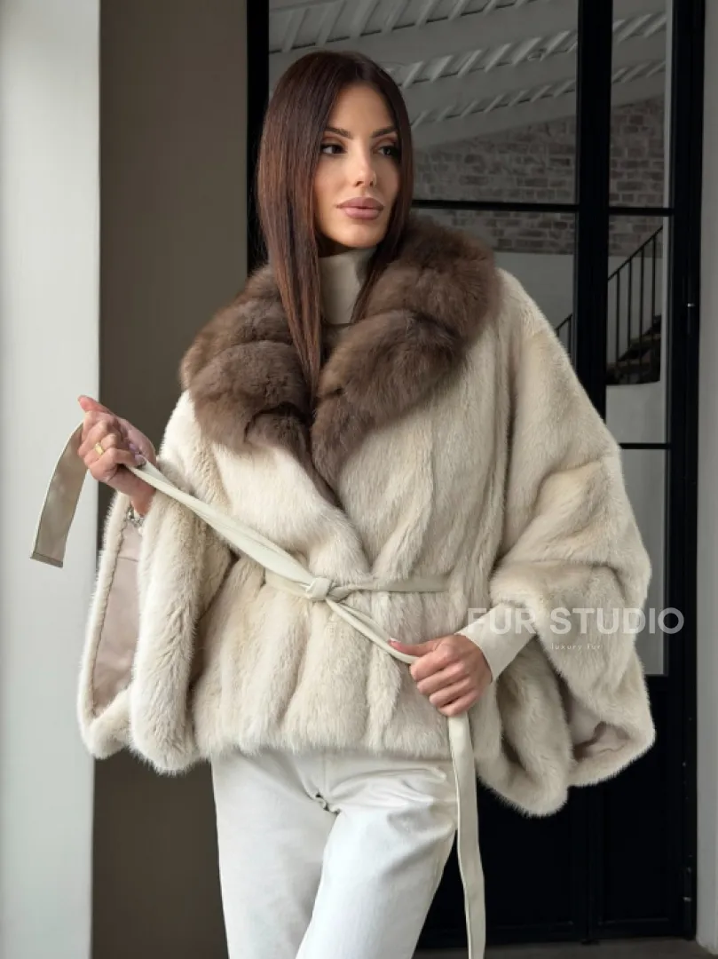 Светлое норковое пончо с воротником из куницы