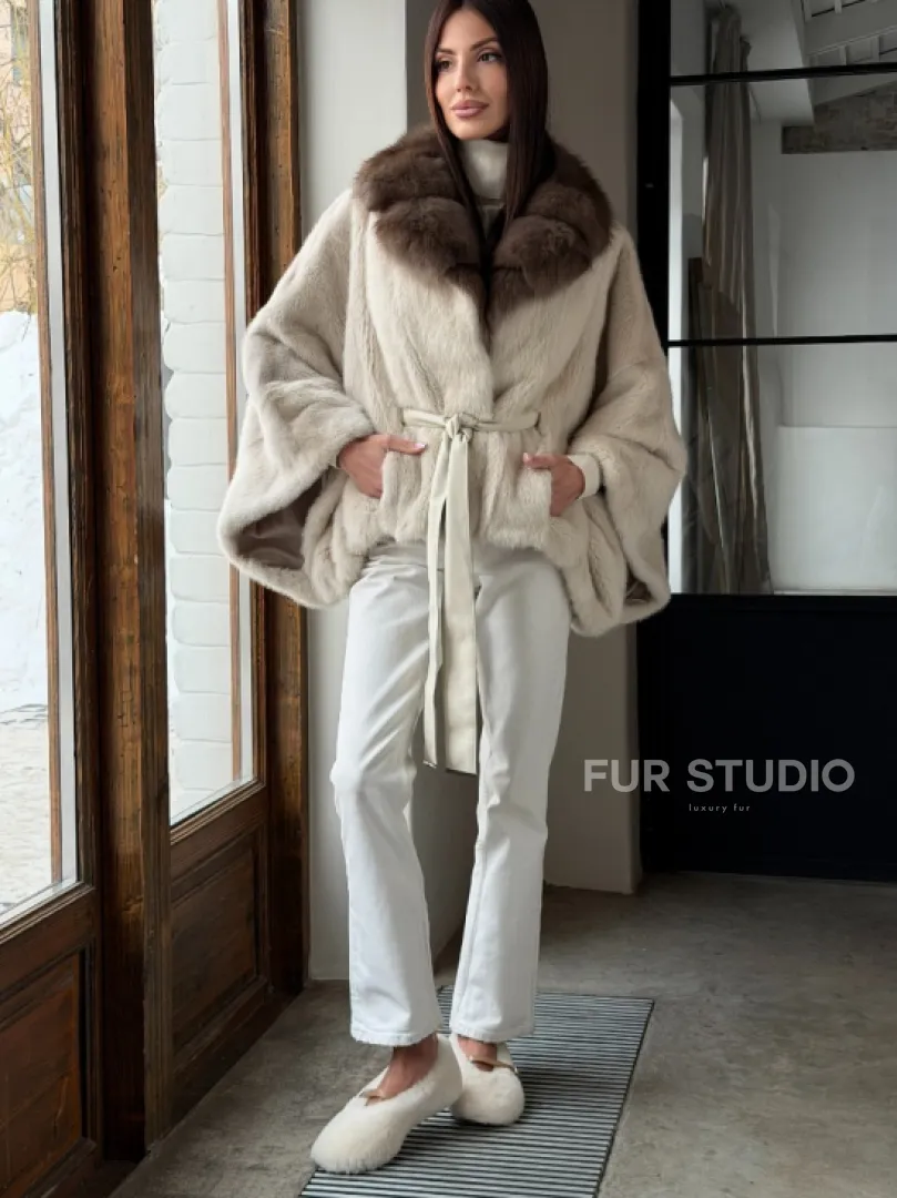 Светлое норковое пончо с воротником из куницы