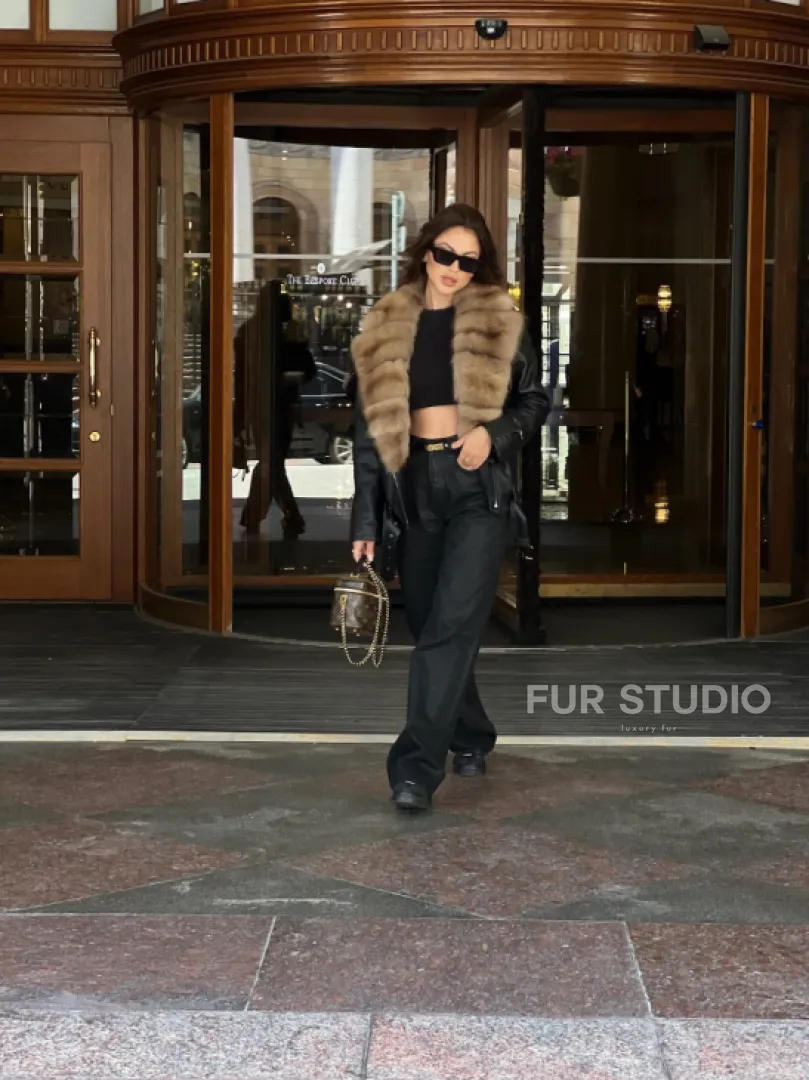 Кожаная куртка под рептилию с воротником из меха куницы - фото 1